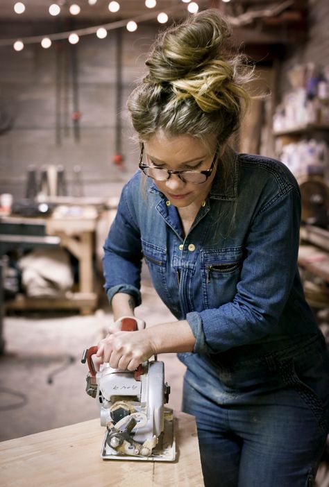 Lady of the lath: An artist's path into the woods Female Woodworker, Woman Woodworker, Women In Trades, Handy Woman, Carpenter Work, Environmental Portraits, Sipping Coffee, Wood Worker, Creative Company