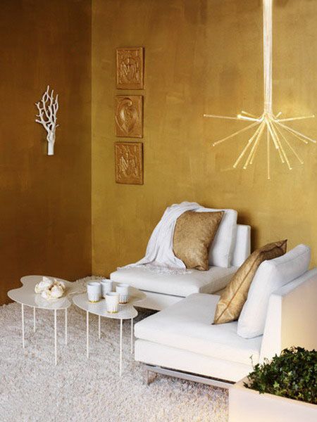 golden yellow paint, modern wallpaper and cushion fabric Gold Living Room Walls, Stylish Bedroom Decor, Golden Decor, Colorful Interior Design, Modern Room Decor, Modern Interior Decor, Modern Bedroom Decor, Room Interior Design, Modern Room