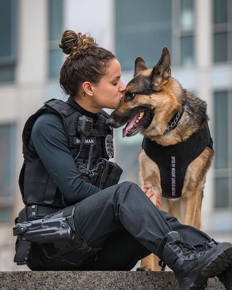 Erik Larson on Instagram: “Temple University Police Department Natalie Sherman and her partner K9 Chandler. Please follow this awesome team @k9_chandler_ K9…” Officer Aesthetic, K9 Police Dogs, K9 Officer, Female Police Officers, Detective Aesthetic, Female Cop, Police K9, Police Dog, Temple University