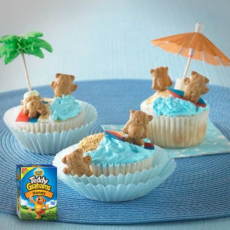 Take your Teddy Grahams on vacation with this recipe for Bears at the beach! Creative Cupcake Recipes, Beach Theme Cupcakes, Beach Dessert, Beach Cupcakes, Candy Sushi, Mini Chef, Bear Cupcakes, Teddy Grahams, Creative Kids Crafts