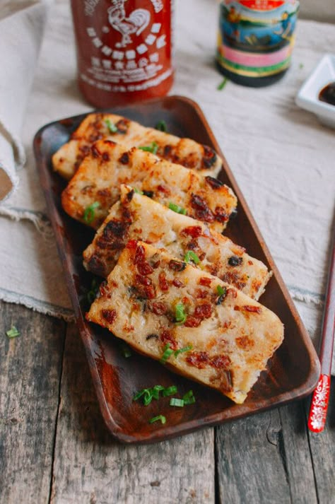 Radish Cake, Turnip Cake, Chinese Dim Sum, Dim Sum Recipes, Wok Of Life, Chinese Snacks, Chinese Sausage, Chinese Recipe, Steam Recipes