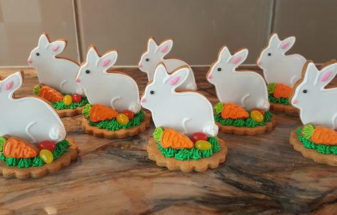 3D Easter Bunny carrot gingerbread cookies Bunny Carrot, Decorated Cookies, Gingerbread Cookies, Cookie Decorating, Easter Bunny, Gingerbread, Carrots, Ginger, Sugar Cookie