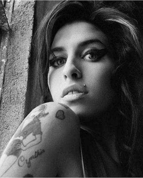 Amy W, Amazing Amy, Courtney Love, Arm Tattoos, Amy Winehouse, White Photo, Famous Faces, Black And White Photography, Timeless Beauty