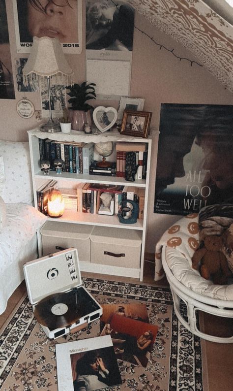 Book Room Inspiration, Cozy Bookworm Aesthetic, Book Room Aesthetic Cozy, Bookshelves Aesthetic Bedroom, Cozy Bookish Bedroom, Bookworm Aesthetic Bedroom, Cozy Cluttered Bedroom, Bookshelf Inspo Bedroom, Book Themed Bedroom