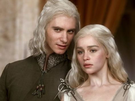 Daenerys’ brother Viserys Targaryen looks like a total gentleman in real life Game Of Thrones Anime, Daenerys Hair, Jerome Flynn, Freddie Stroma, John Bradley, Liam Cunningham, Harry Lloyd, Obscure Facts, Jon Snow And Daenerys