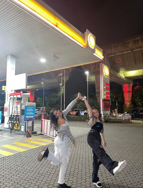 Gas Station Friends, Gas Station With Friends, Petrol Station Photoshoot, Gasstation Photoshoot, Aesthetic Gas Station Pics, Gas Station Aesthetic Photoshoot, Gas Station Photoshoot Instagram, Gas Station Photos, Gas Station Pictures