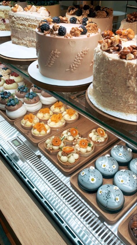 Dessert Fridge Display, Cake Fridge Display, Cake Fridge, Fridge Display, Pandora Shop, Bakery Ideas, Cute Baking, Dessert Shop, Bakery Shop