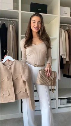 Taupe Pants Outfit, Outfits Expensive, Fall Outfits Beige, Work Outfits Chic, Fall Outfits Elegant, Chic Smart Casual, Elegant Fall Outfits, Color Palette Outfit, Color Palette Fall