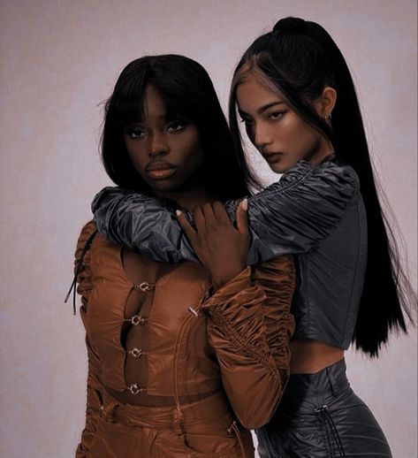 Two Sisters Aesthetic Photography, Bestie Photoshoot Ideas Black 90s, Luxury Hair Photoshoot Ideas, 2 Women Pose, Twin Sisters Aesthetic, Cool Duo Poses, Dynamic Duo Poses, Duo Photoshoot Ideas, Bestfriend Photo Shoot Ideas Bestfriends