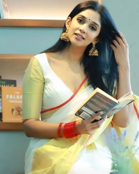 Nyla Usha, Character Statue, Malayalam Actress, Saree, Actresses, Celebrities, White, Beauty