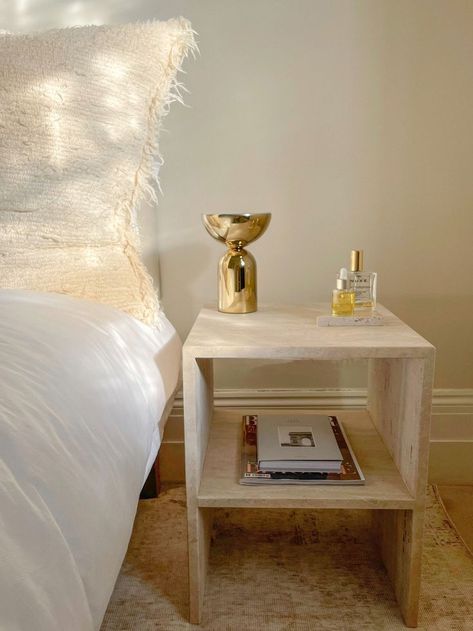 Dining Table Beige, Modern Bedside Table Design, Bedroom Side Table Ideas, Natural Stone Table, Bedside Table Inspiration, Marble Bedside Table, Marble Bedside Tables, Minimalist Side Table, Table Beige