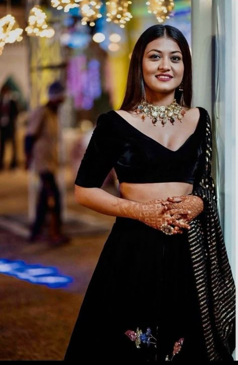 Simple Black Choli Design, Jewellery With Black Lehenga, Outfit Ideas Traditional, Black Saree Designs, Front Blouse Designs, Shaadi Ideas, Wedding Outfits Ideas, Lord Radha, Black Blouse Designs