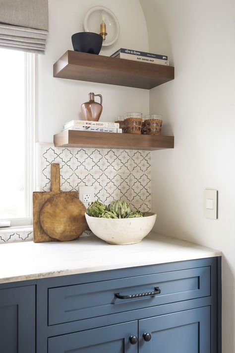 Spanish Tile Interior Design, Spanish Style Cabinets, Spanish Style Studio Apartment, Colonial Backsplash, Kitchen Spanish Tiles, Old Spanish Kitchen, Spanish Style Kitchen Cabinets, Spanish Style Backsplash, Spanish Kitchen Backsplash