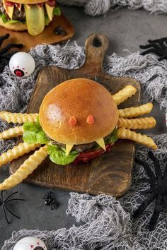 Halloween Food Dinner Main Dishes, Halloween Burger Ideas, Burger Decoration Ideas, Halloween Food Main Course, Halloween Party Food Savory, Halloween Hamburgers, Halloween Kid Food, October Foods, Halloween Food Easy