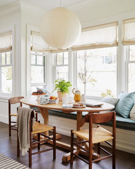 Chauncey Boothby Interiors on Instagram: “A serene breakfast nook as seen in the July/ August issue of @nehomemagazine 🍩 ☕️ Architect: @brooksandfalotico 📷: @readmckendree |Styling:…” Window Seat Dining Table Small Spaces, Breakfast Nook Ideas Bay Window Cozy, Window Seat Ideas Kitchen, Breakfast Nook In Bay Window, Window Seat Breakfast Nook, Dining Room With Window Seat, Window Seat With Table, Cozy Breakfast Nook Ideas, Window Seat Dining Table