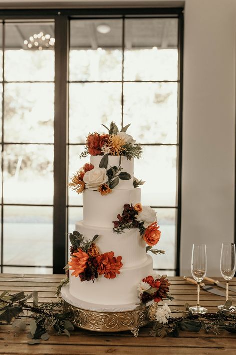 White and Rust Floral Wedding Cake Floral Cake Wedding, Fall Themed Wedding Cakes, Cake Wedding Flowers, Autumn Wedding Cakes, Orange Wedding Cake, White Barn Wedding, Hacienda Wedding, Fall Wedding Tables, Boho Wedding Cake