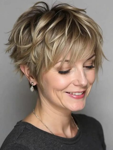 24 Inspiring Ideas for Short Shaggy Haircuts Short Shaggy Pixie Haircuts, Shaggy Layers, Ladies Hairstyles, Stacked Haircuts, Short Shaggy Haircuts, Short Shag Haircuts, Shaggy Short Hair, Choppy Layers, Short Shag Hairstyles