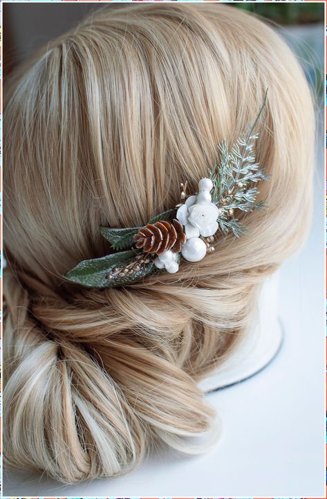 Looking for some inspiration for your winter wedding hair accessories? Look no further! Our collection of frosty hair accessories will help you create the perfect look for your winter wedding. Christmas Wedding Hair, Rose Gold Hair Vine, Winter Wedding Accessories, Bridesmaid Hair Comb, Winter Wedding Hair, Pearl Hair Vine, Rustic Winter Wedding, Wedding Shooting, Wedding Hair Headband