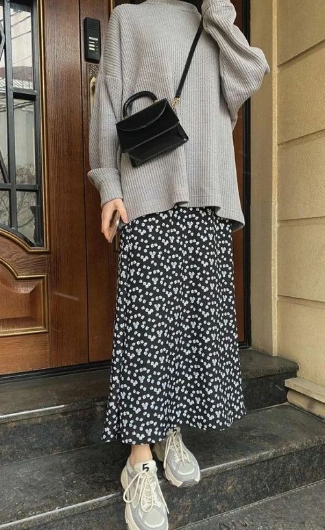 Я нашла! #Я нашла! #hijab outfit #outfits #dresses #background #wallpaper Rok Outfit, Street Hijab Fashion, Modern Hijab Fashion, 일본 패�션, Muslim Fashion Hijab Outfits, Muslim Outfits Casual, Hijab Style Casual, Hijabi Fashion Casual, Casual Hijab Outfit