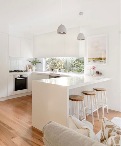 White Kitchen No Handles, U Shaped Kitchen With Breakfast Bar, Kitchen Glossy, Small White Kitchen, Nordic Homes, Corner Kitchen, U Shaped Kitchen, All White Kitchen, Kitchen Design Trends