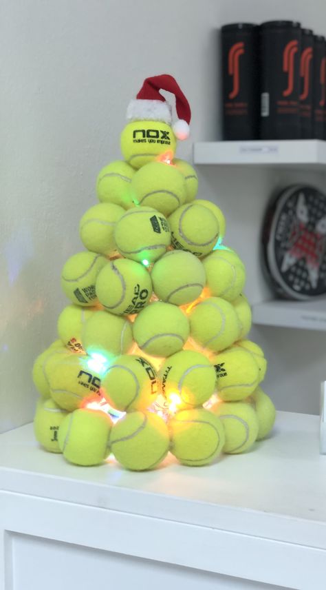 Tennis Ball Can Crafts, Tennis Ball Flowers, Tennis Ball Christmas Tree, Tennis Ball Art, Tennis Gifts Diy, Tennis Christmas Tree, Tennis Ball Crafts, Tennis Gift Ideas, Tennis Decorations