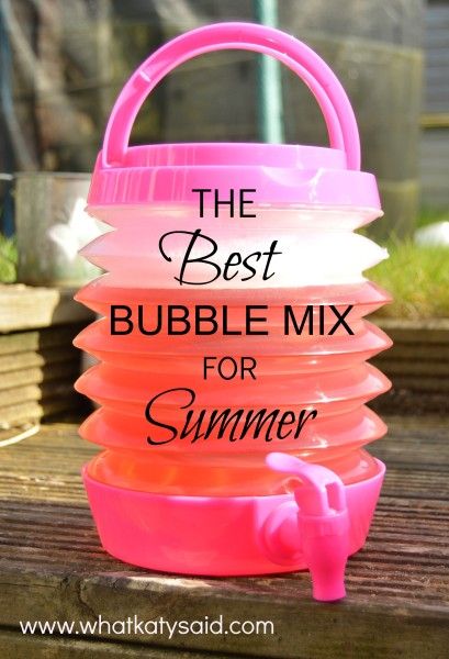 The best recipe for bubbles and a cool way of storing and dispensing them! Bubble Solution Recipe, Homemade Bubble Solution, Bubble Mixture, Mixture Recipe, Bubble Recipe, Bubble Mix, Homemade Bubbles, Giant Bubbles, Summer Fun For Kids