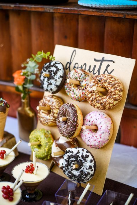 Donuts display for sweet corner Donuts Display, Christmas Cheese Platter, Wedding Cake Centerpieces, Wedding Cake Options, Donut Display, Wedding Donuts, Sweet Corner, Dessert Bar Wedding, Black Wedding Cakes