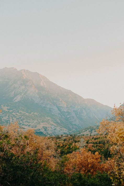 Fall Mountain Photography, Early Fall Background, Early Autumn Wallpaper, Fall Mountains Wallpaper, Fall Mountain Wedding Aesthetic, September Scenery, Early September Aesthetic, Early Fall Wallpaper, Fall Mountain Wallpaper