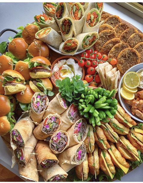 Party Food Buffet, Catering Ideas Food, Party Food Platters, Charcuterie Recipes, Food Displays, Catering Food, Christmas Potpourri, Snacks Für Party, Buffet Food