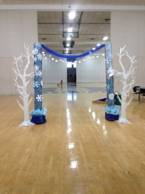 Winter formal decoration School Winterfest Ideas, High School Winter Ball Decorations, Winter Formal School Dance Decorations, Winterwonder Land Decoration, Winter Dance Ideas School, Winter Carnival Decorations, Winter Wonderland School Dance, Winter Festival Ideas, Winter Dance Decorations