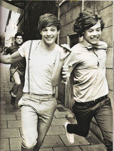 larry stylinson-so-cute-running-photogenic One Direction Facts, Larry Shippers, Direction Quotes, One Direction Quotes, One Direction Photos, Louis (one Direction), Louis And Harry, One Direction Pictures, Two Best Friends