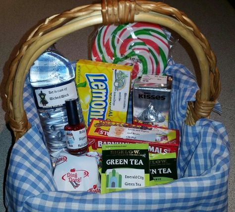 Wizard of Oz gift basket Wizard Of Oz Gift Basket, Wizard Of Oz Gift Ideas, Wizard Of Oz Party Favors, Wizard Of Oz Gifts, Dorothy Wizard Of Oz, Wizard Of Oz Decor, Raffle Basket, Bridal Shower Gifts For Bride, Auction Fundraiser