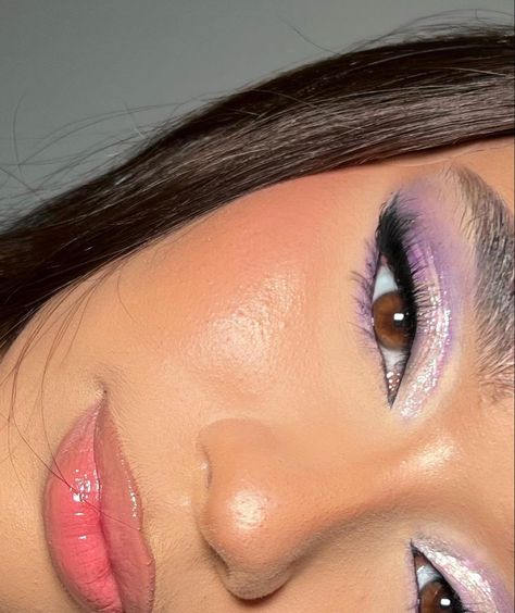 Purple Xv Makeup, Purple Quinceanera Makeup, Quinceanera Makeup Purple, Pastel Purple Eyeshadow, Purple Quince Makeup, Makeup With Purple Dress, Quinceañera Planner, Lilac Makeup Look, Makeup Lila