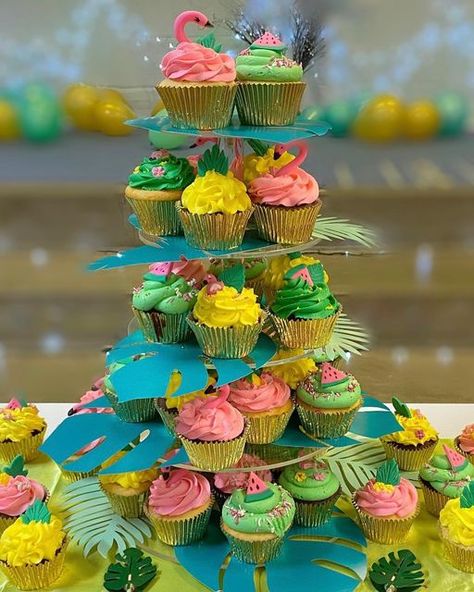 Tropical Theme Cupcakes, Tropical Cupcakes, Flamingo Cupcakes, Pineapple Cupcakes, Frosted Cupcakes, Theme Cupcakes, Green Cupcakes, Cupcake Wars, Frosted Cup