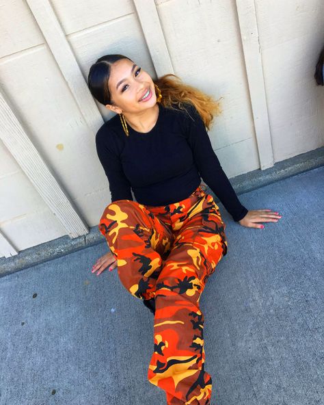 Orange Camo Pants Outfit, Orange Camo Pants, Vintage Casual Outfits, Military Inspired Outfit, Orange Clothes, Camo Pants Outfit, Cutest Clothes, Orange Camo, Camouflage Pants