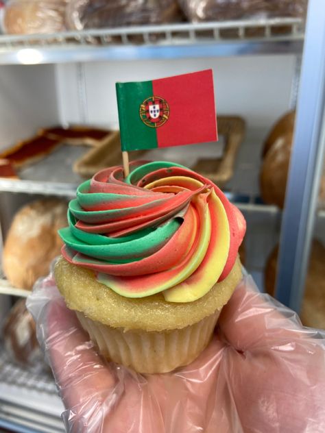 bakery cupcake portugal Portugal Birthday Theme, Portugal Themed Party, Ronaldo Cupcakes, Cristiano Ronaldo Birthday, Ronaldo Birthday, Portugal Football Team, Power Fashion, Portugal Flag, Soccer Birthday