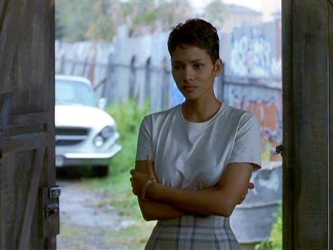 „Halle Berry, Race the Sun 1996“ Short Hair Celebrity, Halle Berry Short Hair, Celebrity Babies, Short Natural Hair Styles, Halle Berry, Cut My Hair, Short Hair Styles Pixie, Love Hair, Pixie Haircut