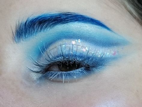 Ice Elf Makeup, Ice Fairy Makeup, Yeti Makeup, Christmas Makeup Art, Icy Makeup, Snow Makeup, Ice Makeup, Elf Aesthetic, Exotic Makeup