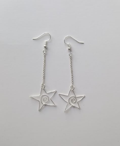 Hanging Star Earrings, How To Make Star Earrings, Star Bead Earrings, Star Accessories Aesthetic, Star Jewelry Diy, Star Wire Earrings, Diy Star Earrings, Star Aesthetic Outfit, Star Earrings Aesthetic