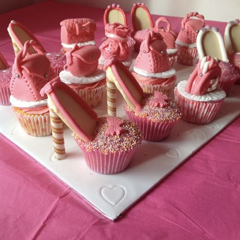 Barbie Themed Desserts, High Heel Cupcakes, Γενέθλια Mickey Mouse, Barbie Cupcakes, Barbie Birthday Cake, Barbie Theme Party, Cupcake Decorating Tips, Mini Torte, Church Easter Decorations