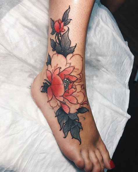 15 Gorgeous Peony Tattoo Ideas and Meanings Tattoo Ideas And Meanings, Japanese Peony Tattoo, Peony Tattoo, Geniale Tattoos, Peonies Tattoo, Tattoo Desings, Foot Tattoo, Black Ink Tattoos, Pink Peony