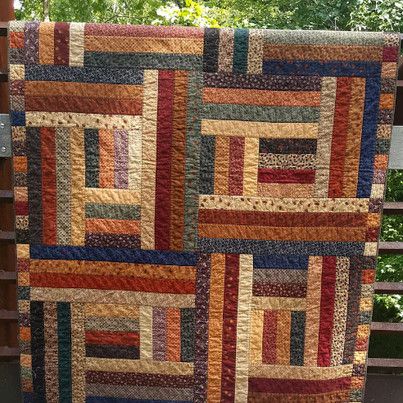 Quiltfy - The adorable Jelly Maker's Cabin quilt pattern... Strip Quilt Patterns, Colchas Quilting, Log Cabin Quilt Pattern, Log Cabin Quilt Blocks, Basic Quilt, Jelly Roll Quilt Patterns, Quilting Designs Patterns, Flannel Quilts, Scrappy Quilt Patterns