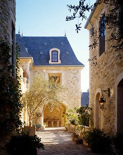 La Page Est Vierge Stone Building, Traditional Exterior, Chateau France, French Cottage, French Chateau, French Countryside, French Country House, Old Stone, French House