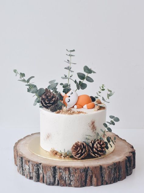 Winter Woodland Birthday Cake, Woodland 1st Birthday Cake, Smash Cake Woodland, Rustic Cake Design, Fox Fondant, Woodlands Cake, Woodland Animal Cake, Gateau Baby Shower Garcon, Woodland Cakes