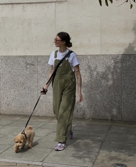 Simple outfit, spring outfit, summer outfit, fall outfit, overalls, new balance, outfit ideas, outfit inspo, low bun, hair inspo, cute outfit Oversized Jumper Outfit, Green Overalls Outfits, Overalls Outfit Aesthetic, Overalls Outfit Summer, Denim Overalls Outfit, Ranch Outfits, Chloe Hayward, Overalls Outfits, Green Overalls