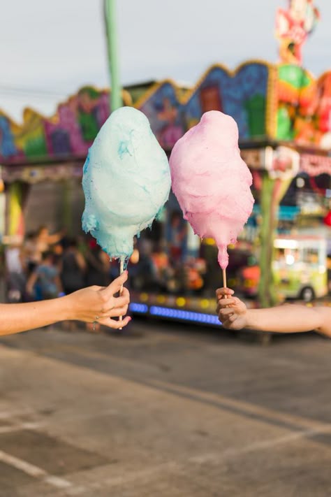 Hands holding cotton candy Free Photo | Free Photo #Freepik #freephoto #food #summer #hands #happy Fair Food Astethic, Cotton Candy Photography, Candy Moodboard, Cotton Candy Aesthetic, Cotton Candy Design, Cute Cotton Candy, Fruity Candy, Carnival Photography, Fair Theme