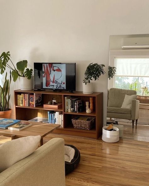 23 Year Old Apartment, Loft At Top Of Stairs, Kitchen Aesthetic Brown Cabinets, Styling Dark Furniture, Flat Apartment Ideas, Woody Apartment, Bookshelf Under Tv, Danish Apartment Aesthetic, Aparmtnet Decor