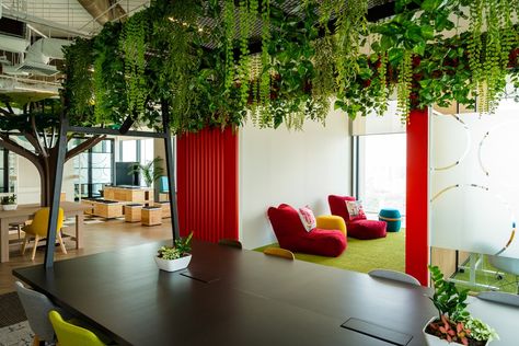 Top 8 Office Design Trends for 2024 Office Design Trends 2024, Office Trends 2024, Business Office Interior Design, Office Design Trends, Tiered Seating, Cool Office Space, Modern Office Design, Hanger Design, Trends For 2024