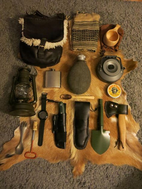 #bushcraftrucksack Hiking Supplies, Bushcraft Kit, Camping Gear Survival, Bushcraft Shelter, Canoe Camping, Bushcraft Gear, Bushcraft Camping, Camping Tools, Cool Gear