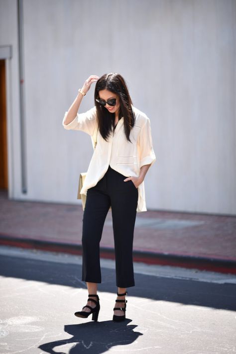 summer work outfit-cropped black pants-oversied shirt-buckle shoes-mary janes-black and white-9 to 5 chic Black Cropped Pants Outfit, Cropped Pants Outfit, Black Crop Pants, Black Pants Outfit, Dapper Outfit, Quoi Porter, Summer Outfits For Teens, Black Cropped Pants, Summer Work Outfits